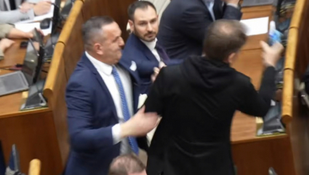 TUČA U PARLAMENTU, HVATALI SE ZA VRATOVE Slovački poslanici se gađali flašama, jedan od njih vrištao dok su ga gušili