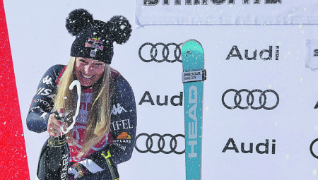 TOČIO SE ŠAMPANJAC Lindzi Von zadivila svet, pa dala „dečku“ da spava s trofejom