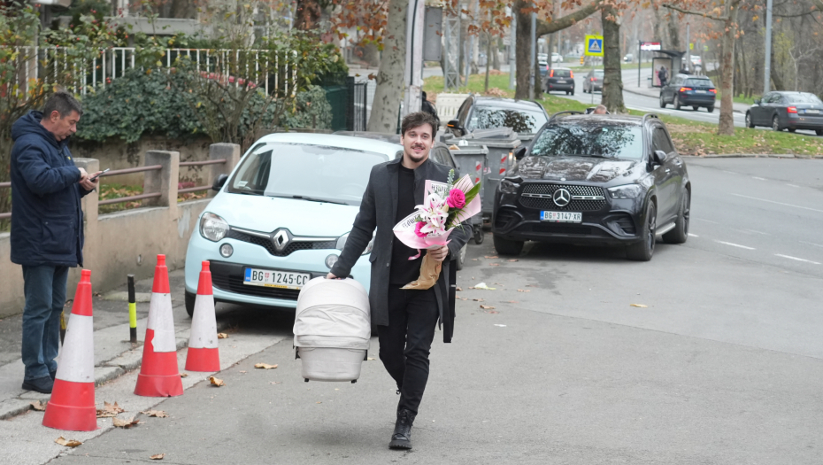 Suprug Aleksandre Bursać ispred porodilišta