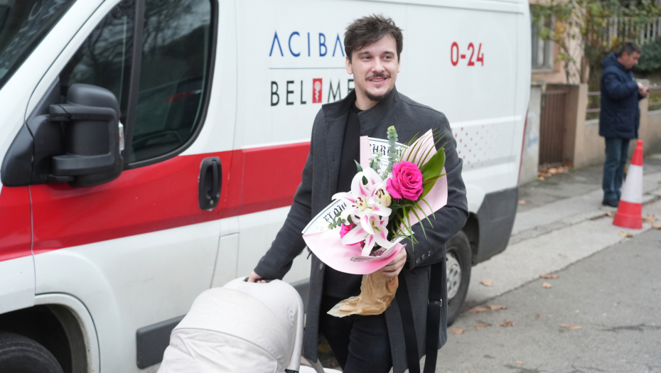 Suprug Aleksandre Bursać ispred porodilišta