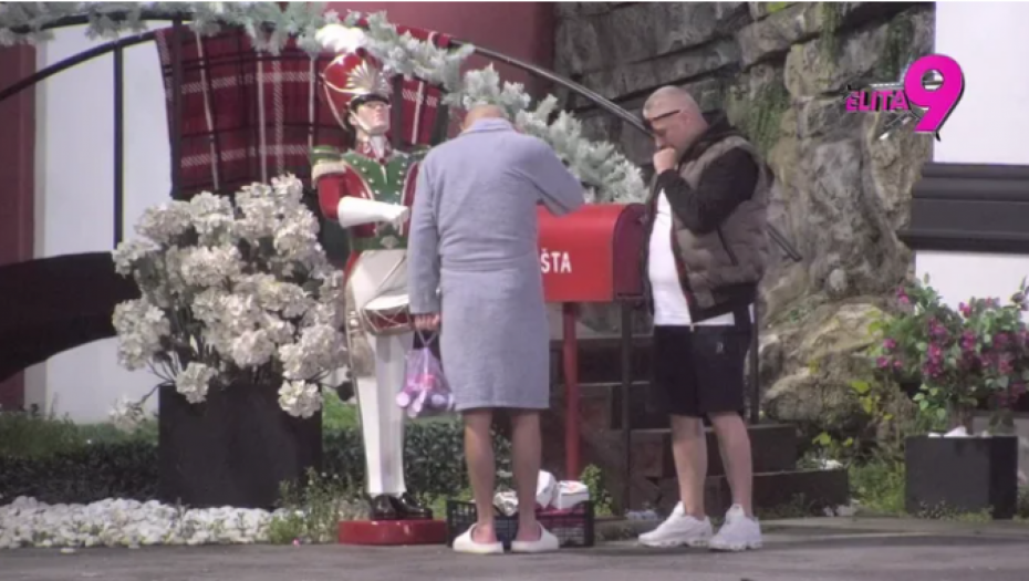 Lepi Mića preuzima nagradu 