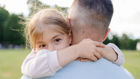 SLIKALA SAM MUŽA KAKO GRLI ĆERKU! Kada sam bolje pogledala fotografiju, zaledila sam se, posle 2 sata stigla je jeziva dijagnoza!