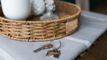 KLJUČEVI NA STOLU, SLUTE NA BEDU Ako vas je napustila sreća, stavite jednu stvar pod tepih i novac će dolaziti u kuću