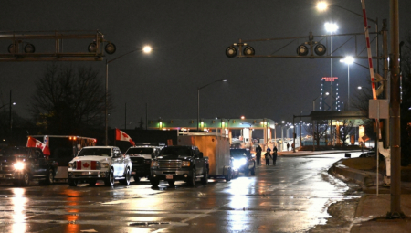 Prema poslednjim informacijama Uprave granične Policije Republike Srbije nema zadržavanja vozila na (PMV) putničkim terminalima na graničnim prelazima, dok teretna vozila na izlazu iz zemlje čekaju i do 12 sati.