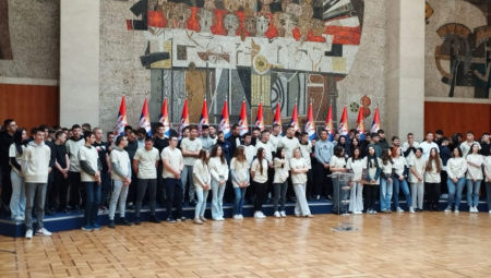 SVEČANI PRIJEM U PALATI &amp;quot;SRBIJA&amp;quot; Predsednik Vučić za učenicima Tehničke škole iz Vukovara (VIDEO)