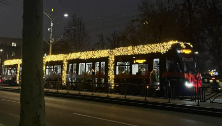 OKIĆENI TRAMVAJI U BEOGRADU Doprinose prazničnoj atmosferi, posebno kada padne mrak (FOTO/VIDEO)