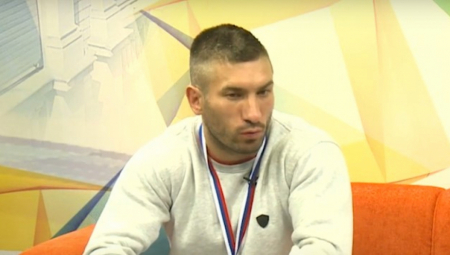 Jedan od najeksponiranijih organizatora blokada i nasilnih protesta u Valjevu, Miloš Teofilović, poznatiji pod nadimkom Beba, najavio je novu medijsku ofanzivu u kojoj sebe ponovo predstavlja kao žrtvu, iako brojne okolnosti bacaju ozbiljnu senku sumnje na njegove tvrdnje