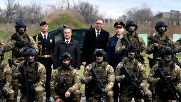 Vučić sa pripadnicima SAJ