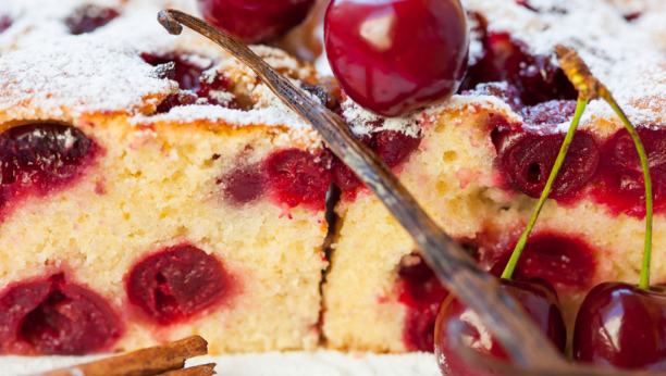 žuti kolač sa višnjama