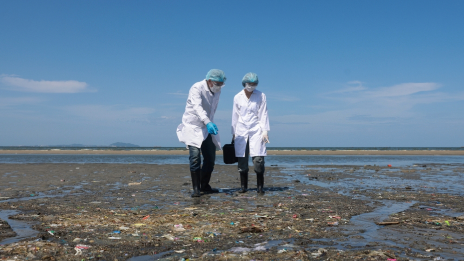 istraživači na plaži
