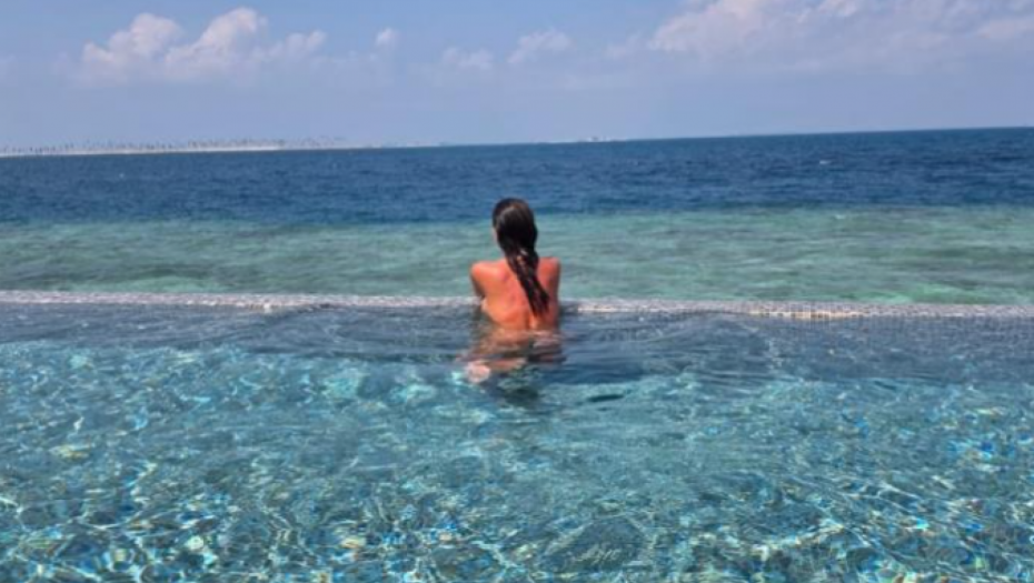 Sonja Vuksanović gola u bazenu 