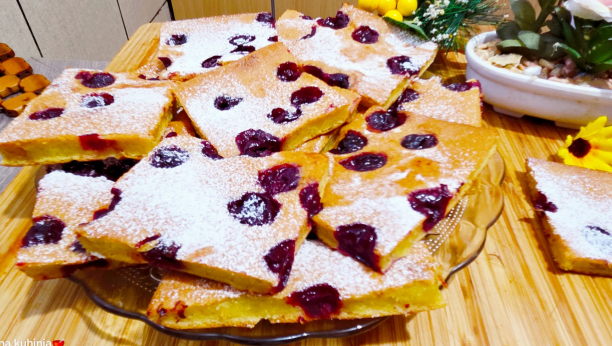 žuti kolač sa višnjama