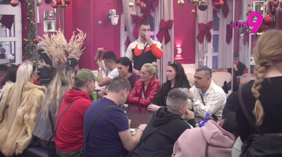 ZAPROŠENA MINA VRBAŠKI Rekla "da" šešt godina mlađem dečku, blista od sreće!