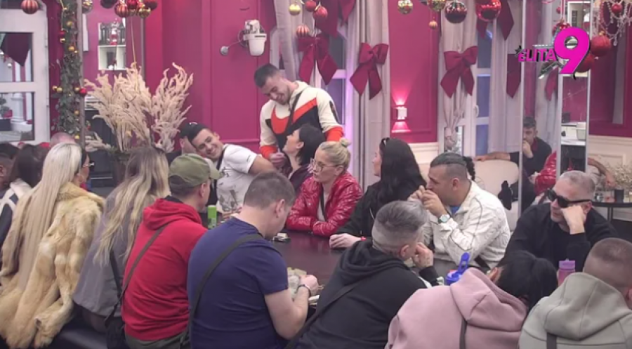 ZAPROŠENA MINA VRBAŠKI Rekla "da" šešt godina mlađem dečku, blista od sreće!