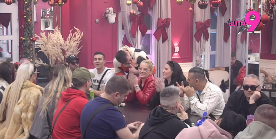 ZAPROŠENA MINA VRBAŠKI Rekla "da" šešt godina mlađem dečku, blista od sreće!