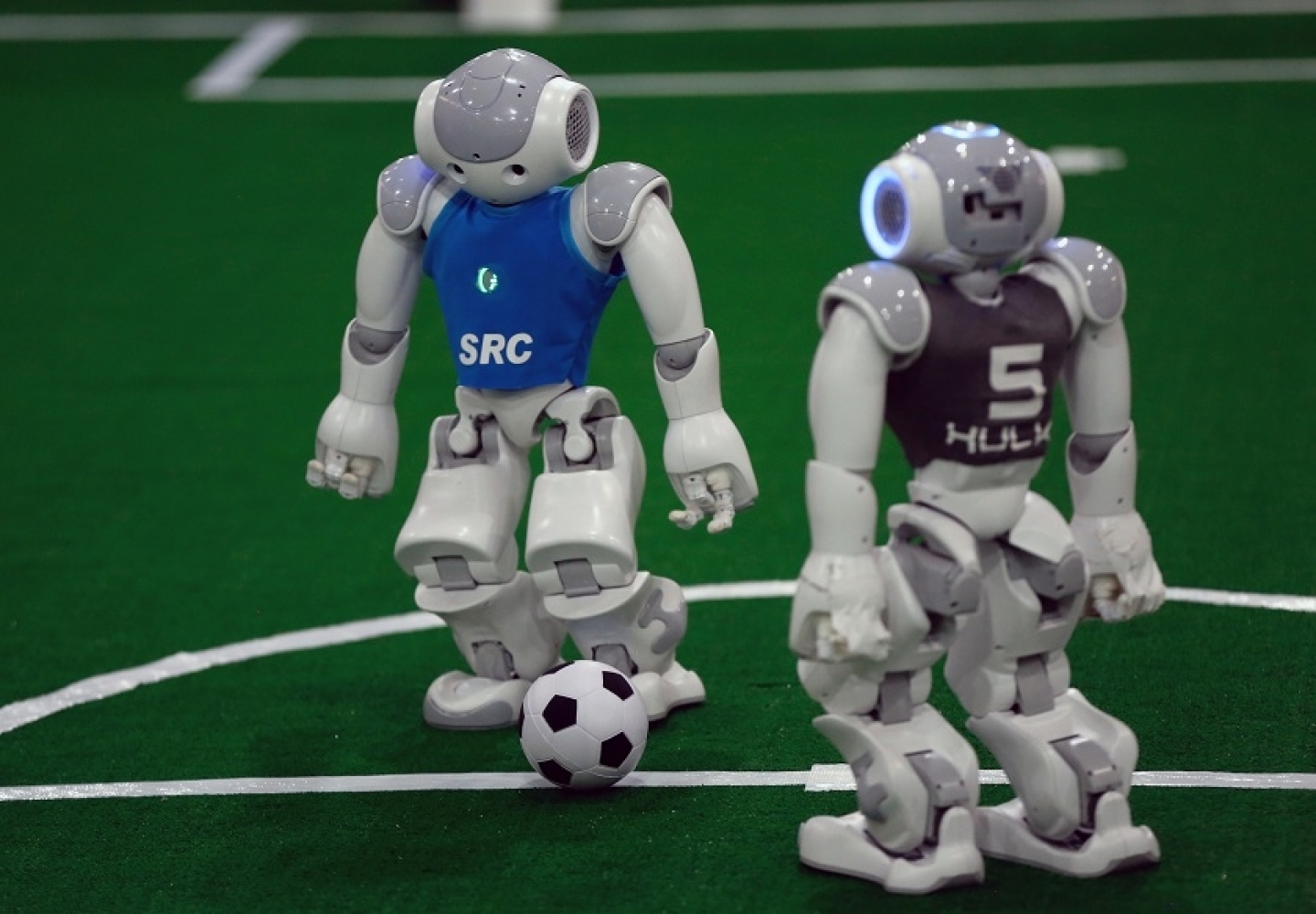 Турнир роботов по футболу. Робот "футболист". Роботы в спорте. Футбол среди роботов. Футбол робототехника.