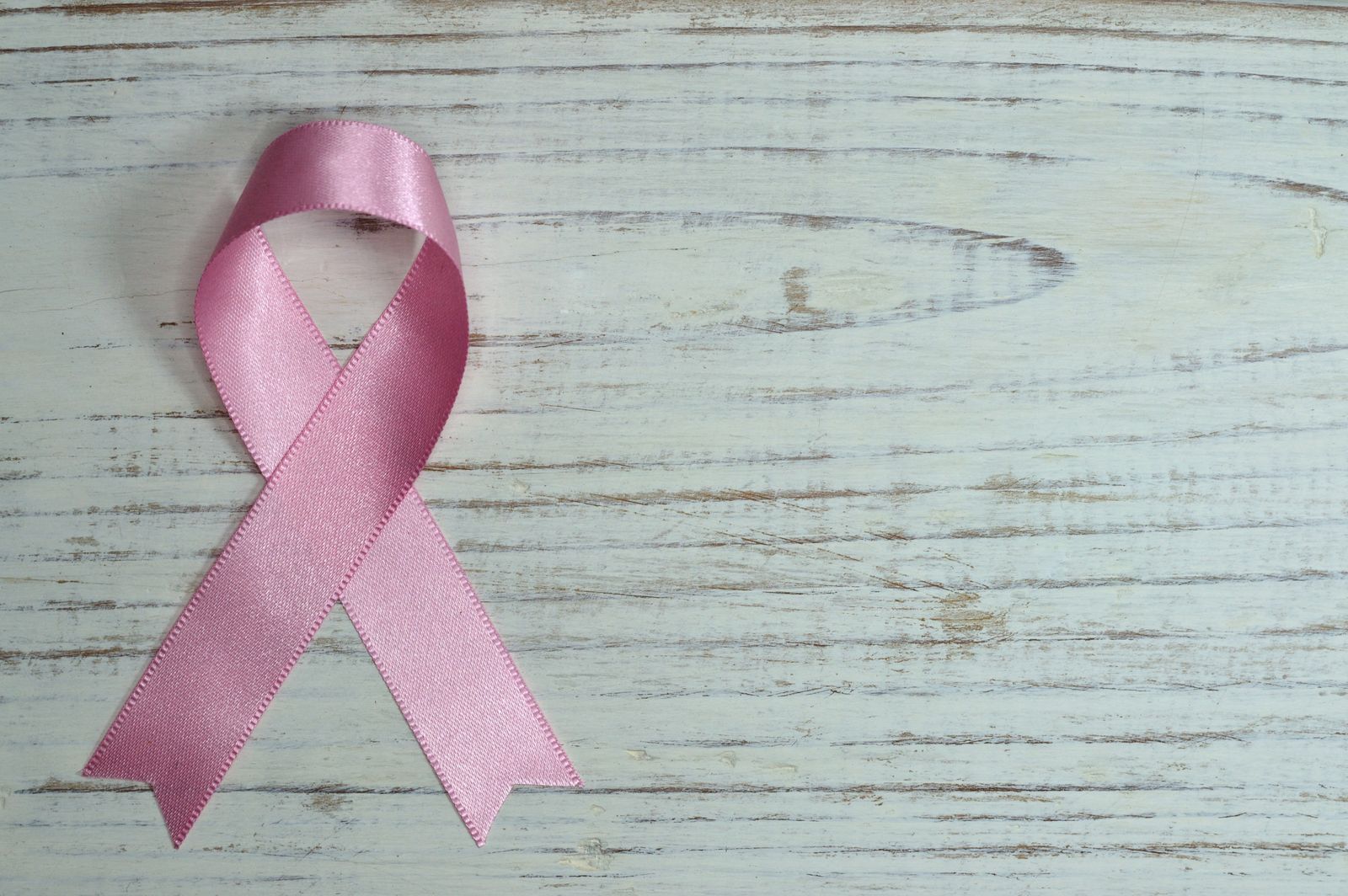 Oktobar je mesec podizanja svesti o raku dojke, a roze traka njegov je međunarodni simbol Oktobar je mesec podizanja svesti o raku dojke, a roze traka njegov je međunarodni simbol