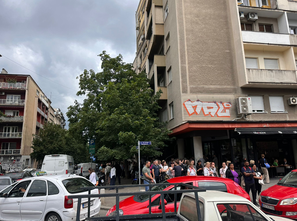 Redovi ispred Hrama Redovi ispred Hrama