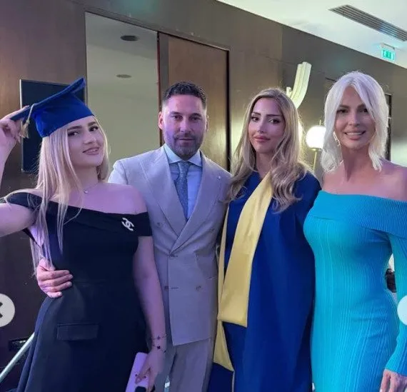 Jelena i Duško sa ćerkama Jelena i Duško sa ćerkama