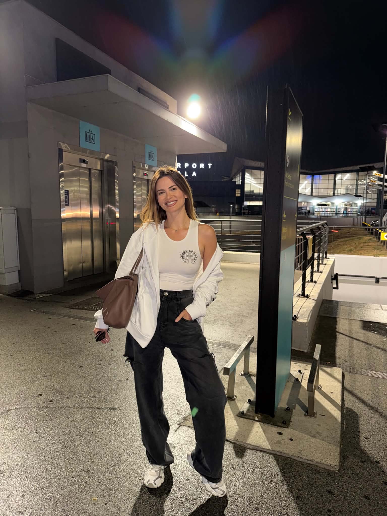 Milica Pavlović na aerodromu