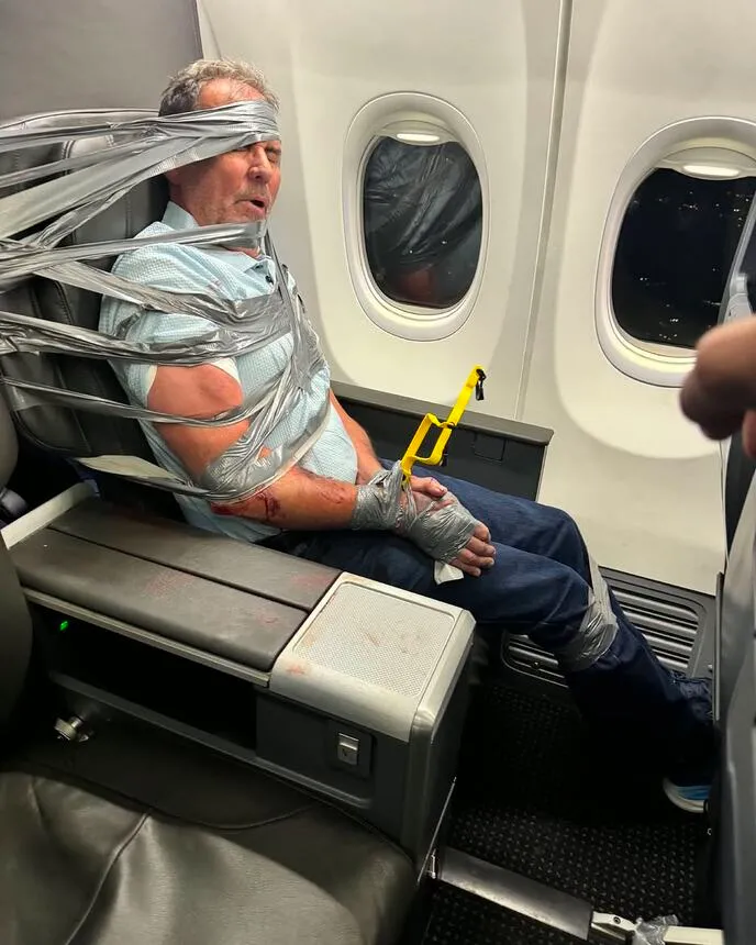 Podivljali putnik u avionu