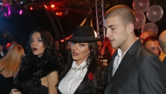 MOJ SIN ĆE CECU ZVATI BAKO Koliko god pevačica negodovala Veljko istrajan u svojoj odluci, pa otkrio o čemu ne razgovara s majkom!