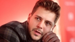 MAMA JE IZNAJMLJIVALA ŠTO JEFTINIJE STANOVE, NA KRAJU SMO DOBILI DOM Miloš Biković progovorio o tužnom detinjstvu!