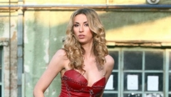 OSTAJE MISTERIJA KO JE ISKEŠIRAO TU SUMU NOVCA Svi se sećamo Rade sa početka karijere, a zbog brutalnih reči ove koleginice Manojlovićeva je odlučila da promeni veoma bitnu stvar na sebi!