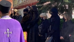 POSLEDNJE ZBOGOM NA NOVOM GROBLJU Udovica Mima, ćerka i unuka primaju saučešće, nema više njihovog Predraga (FOTO)