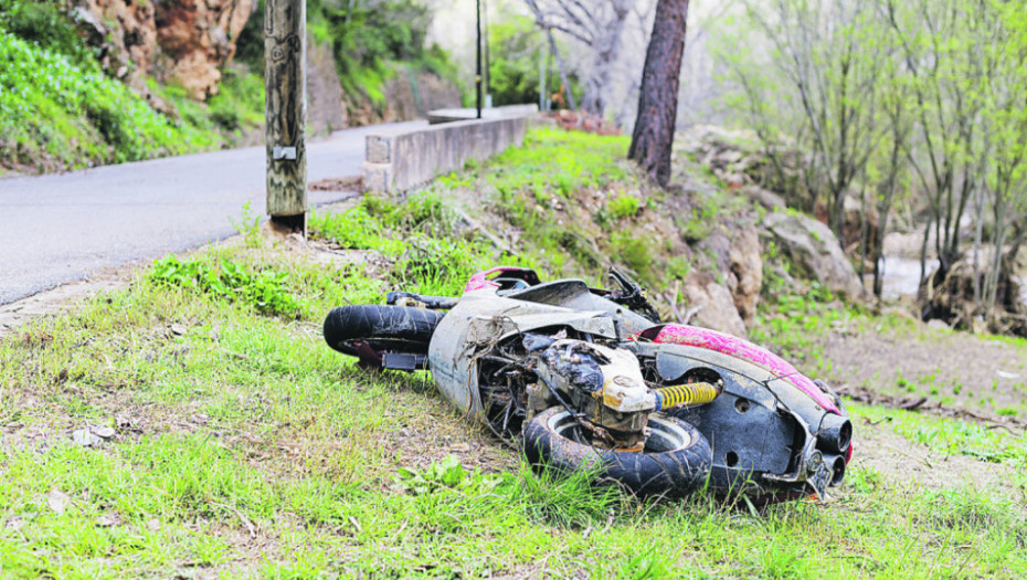 TRAGEDIJA NA AVALSKOM PUTU: Motociklista se zakucao u kamion, nije mu bilo spasa