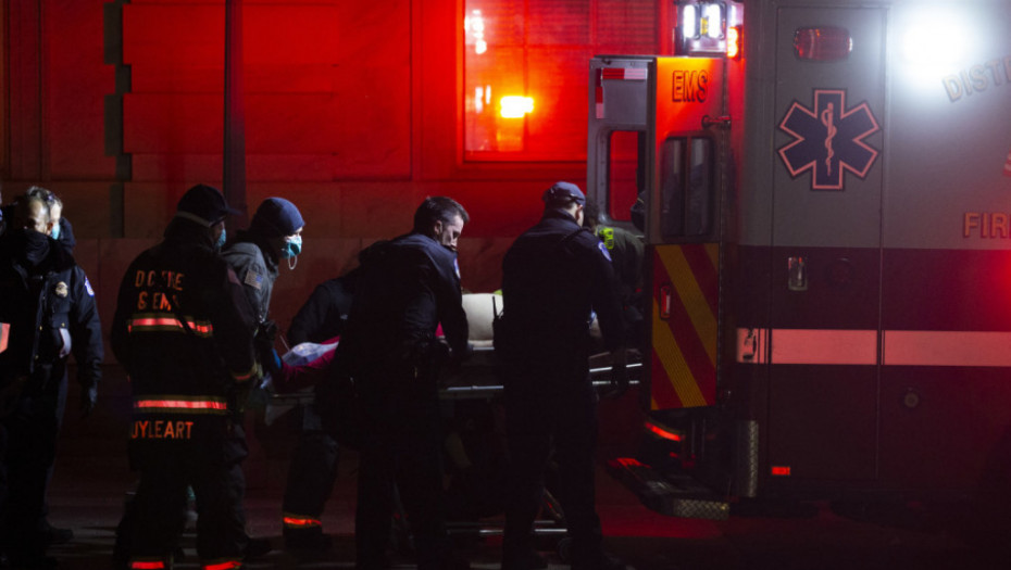 STRAVIČAN SUDAR NA DORĆOLU U Udesu učestvovali automobil i skuter, mladić hitno prebačen u Urgentni centar!