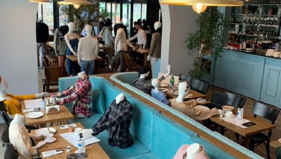 Kosovski restoran organizuje tihi protest protiv novih vladinih mera, umesto ljudi za stolom sede bezglave lutke! (FOTO)