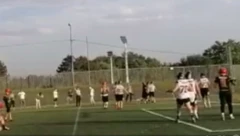 NEVIĐENI SKANDAL OBELEŽIO MEČ PRVOG KOLA PRVE LIGE SRBIJE Trener uleteo na teren i udaranjem rivala sprečio poraz svog tima (FOTO, VIDEO)