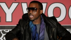 HISTERIJA I ZVIŽDUCI ZBOG NJEGA! Kanje Vest se pojavio u šokantnom izdanju na Superboulu, a evo ko mu je pravio društvo!