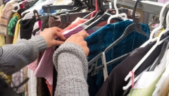 UZ POMOĆ OVOG TRIKA OSVEŽITE GARDEROBU Ne košta mnogo, a odeća će vam izgledati kao nova