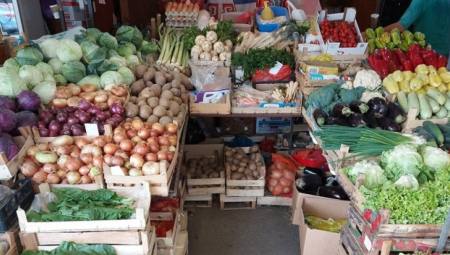 PAPRENE CENE VOĆA I POVRĆA Veća vrednost namirnica na pijaci, paradajz duplo skuplji (FOTO)