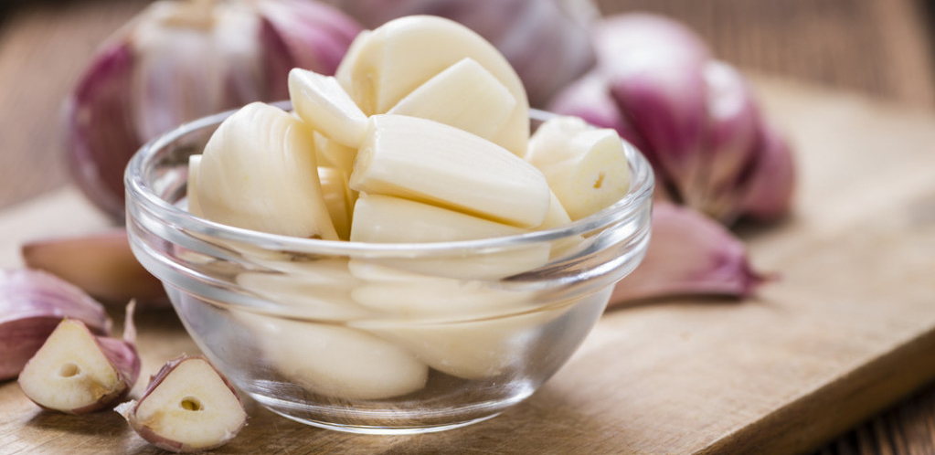 FENOMENALAN KUHINJSKI TRIK: Oljuštite i isecite beli luk za 10 sekundi! (VIDEO)