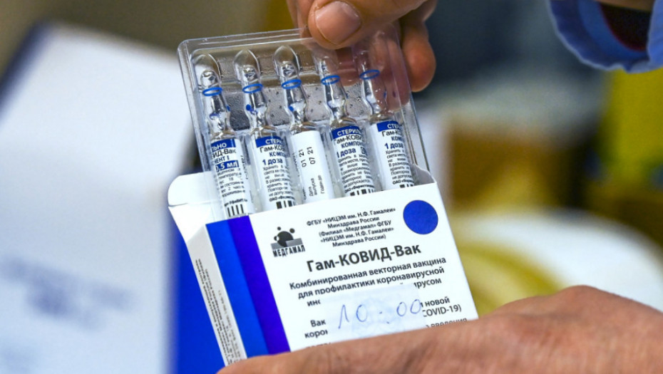 IZRAZIO ZAHVALNOST MEDICINI Nemac primio rusku vakcinu, a onda je istetovirao u tatu studiju