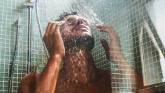 TUŠIRANJE HLADNOM ILI TOPLOM VODOM Naučnici otkrili kako je najbolje započeti dan