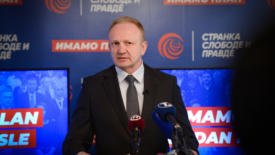 AUTOŠOVINIZAM BEZ GRANICA Đilas traži da se deca i roditelji stide svoje jake vojske! (FOTO)