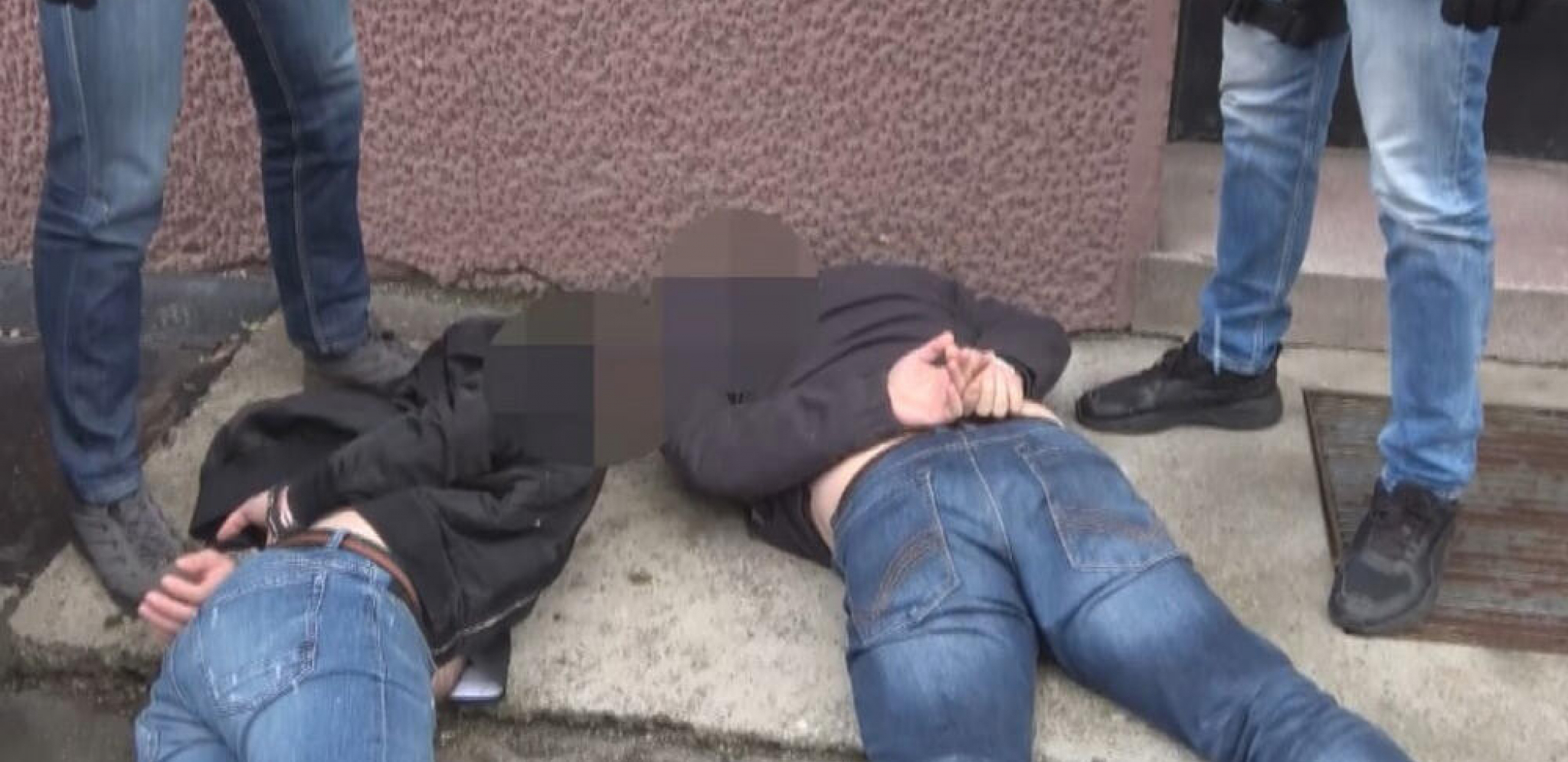 UHAPŠENA DVOJICA MLADIĆA U KRAGUJEVCU Upadali maskirani s nožem u kladionice i benzinsku pumpu, pa otimali pazare
