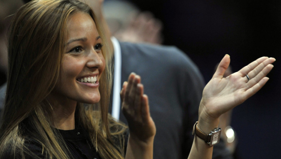 JEDAN DETALJ U PRVOM PLANU! Svi komentarišu stajling Jelene Đoković, meč gleda u neočekivanom društvu (FOTO)