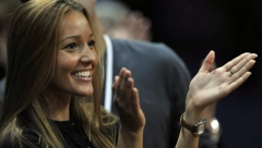 JEDAN DETALJ U PRVOM PLANU! Svi komentarišu stajling Jelene Đoković, meč gleda u neočekivanom društvu (FOTO)