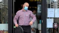 UDARAJU PO DŽEPU AKO NE NOSITE MASKU Inspektori kažnjavaju bez izuzetka, ako ne poštujete mere budite spremni da izdvojite do 300.000 dinara