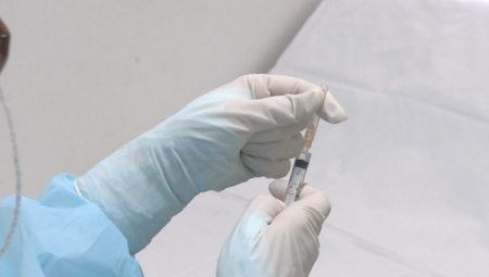 GREŠKA KOJA JE ZAPREPASTILA ČITAV SVET: Oglasili se stručnjaci nakon slučaja Italijanke koja je primila šest doza Fajzera