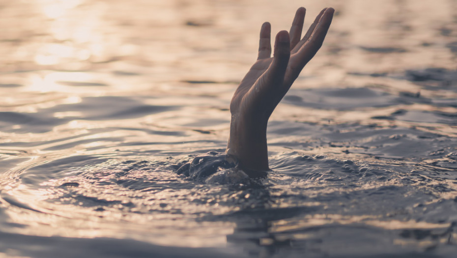 ZA DLAKU IZBEGNUTA TRAGEDIJA U BELOJ CRKVI Starija osoba ušla u jezero i krenula da se davi, spasioci odmah reagovali