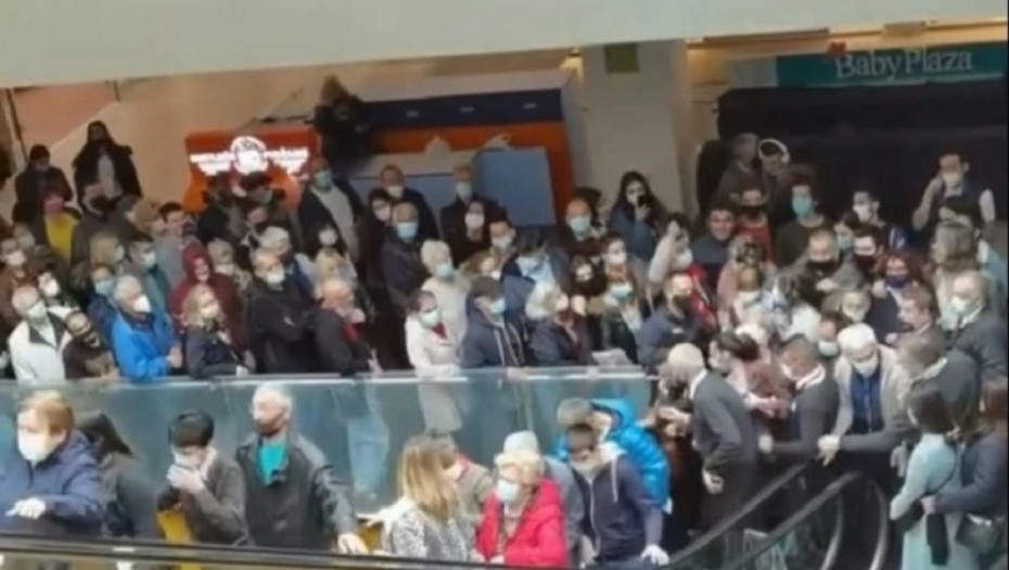 ŠOK SCENA U REDU ZA VAKCINU Majka htela preko reda do vaučera, pa ostavila trogodišnje dete samo!