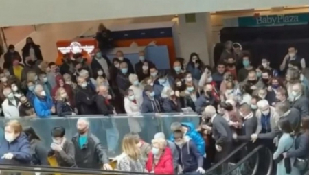 VAKCINALNI PUNKT U UŠĆU PRIVUKAO MLADE: Konačno su shvatili, nećemo se osloboditi korone ako virus i dalje bude cirkulisao!