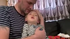 Čovek slomio mnoga srca nakon što je snimio video na kojem peva svom sinu koji umire! (VIDEO)