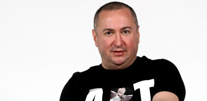 PA NISAM JA DVORSKA LUDA! Oglasio se Đani nakon skandala sa ispijanjem pića iz prljave cipele, pere se još bizarnijim rečima, a opleo i po glumcima!